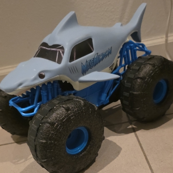Shark Monster Truck with Remote Control - Picture 4 of 7